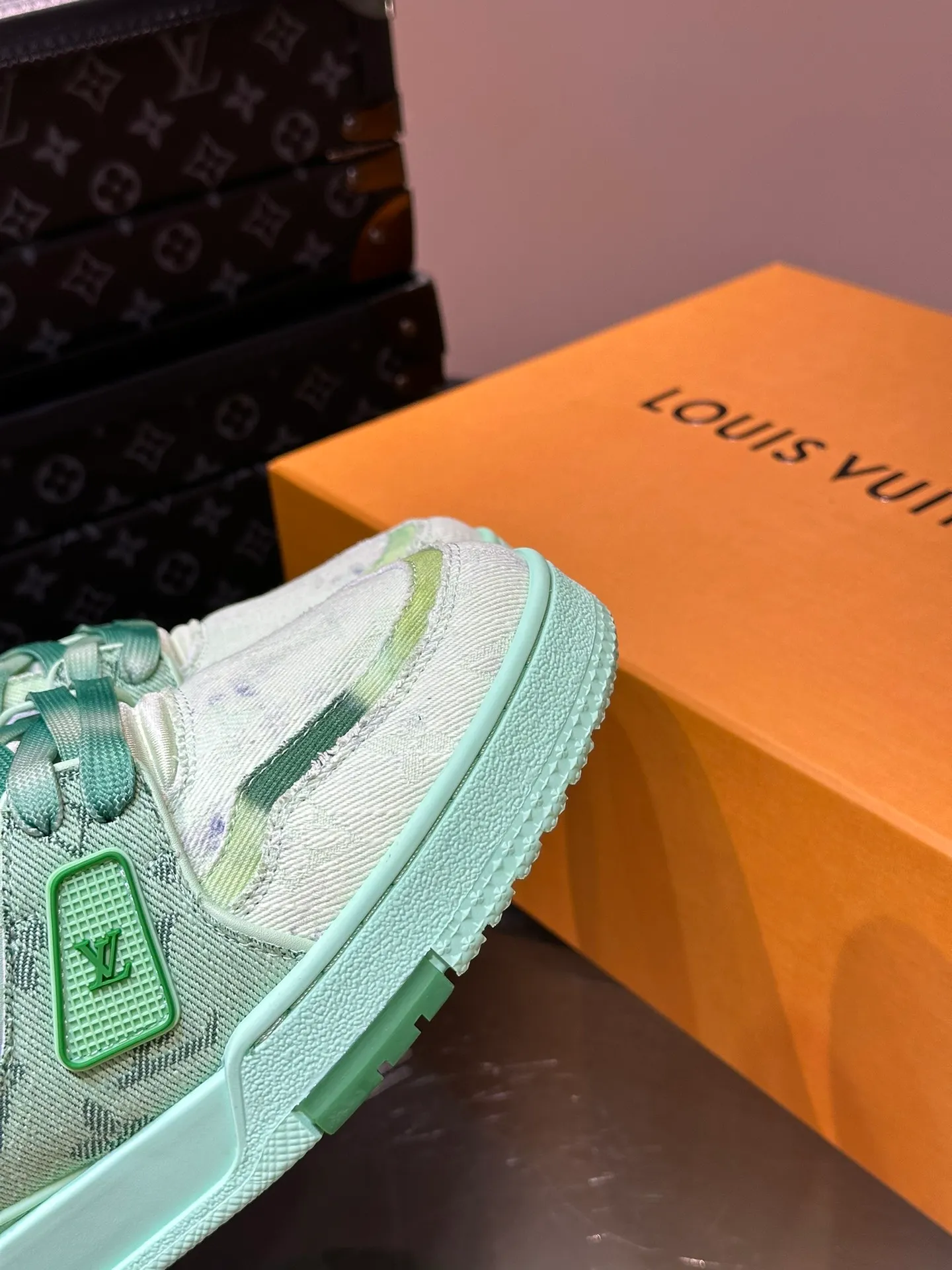 p840 TRAINER Men's canvas distressed sneakers, this LV Trainer sneaker is made of Monogram bleached denim to create a distressed look, reinterpreting Virgil Abloh's original design. Gradient laces complete the trendy details, rubber LV letters are marked on the tongue and side, technical rubber outsole blooms with Monogram flowers, and thick and lightweight EVA rubber outsole completes the whole. The upper is embellished with intricate prints and embroidered Monogram flowers. The rubber-injected rubber outsole continues the iconic elements, with a thick padded collar. The tongue, sides and rear are decorated with LV letters. The outsole is decorated with Monogram flowers. The standard insole continues the comfort experience. Size: 38-45